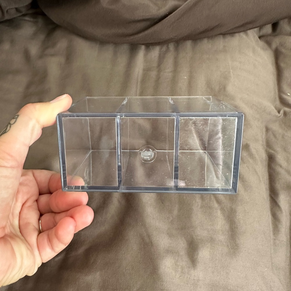 Storage / Organizer - Picture 2 of 3